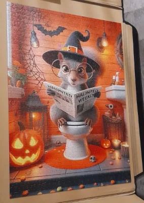 Écureuil d'Halloween au WC · photo 1