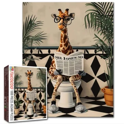 Girafe lisant un journal sur les toilettes