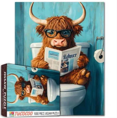 Vache des Highlands lisant un journal sur les toilettes