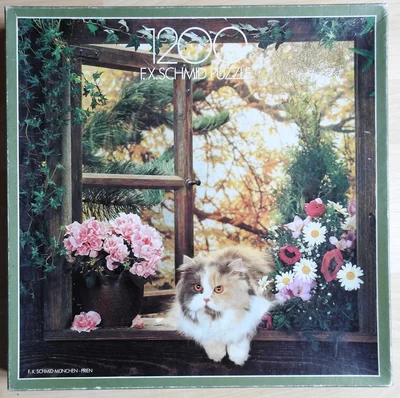 Katze im Blumenfenster