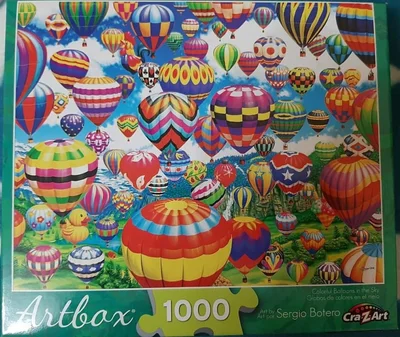 Globos de colores en el cielo